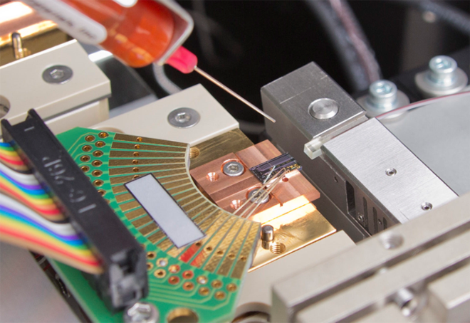 Coupling a fiber array to a PIC using an alignment system with 6 degrees of freedom