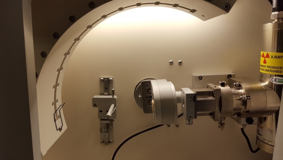 ARL EQUINOX 100 in transmission measurement mode