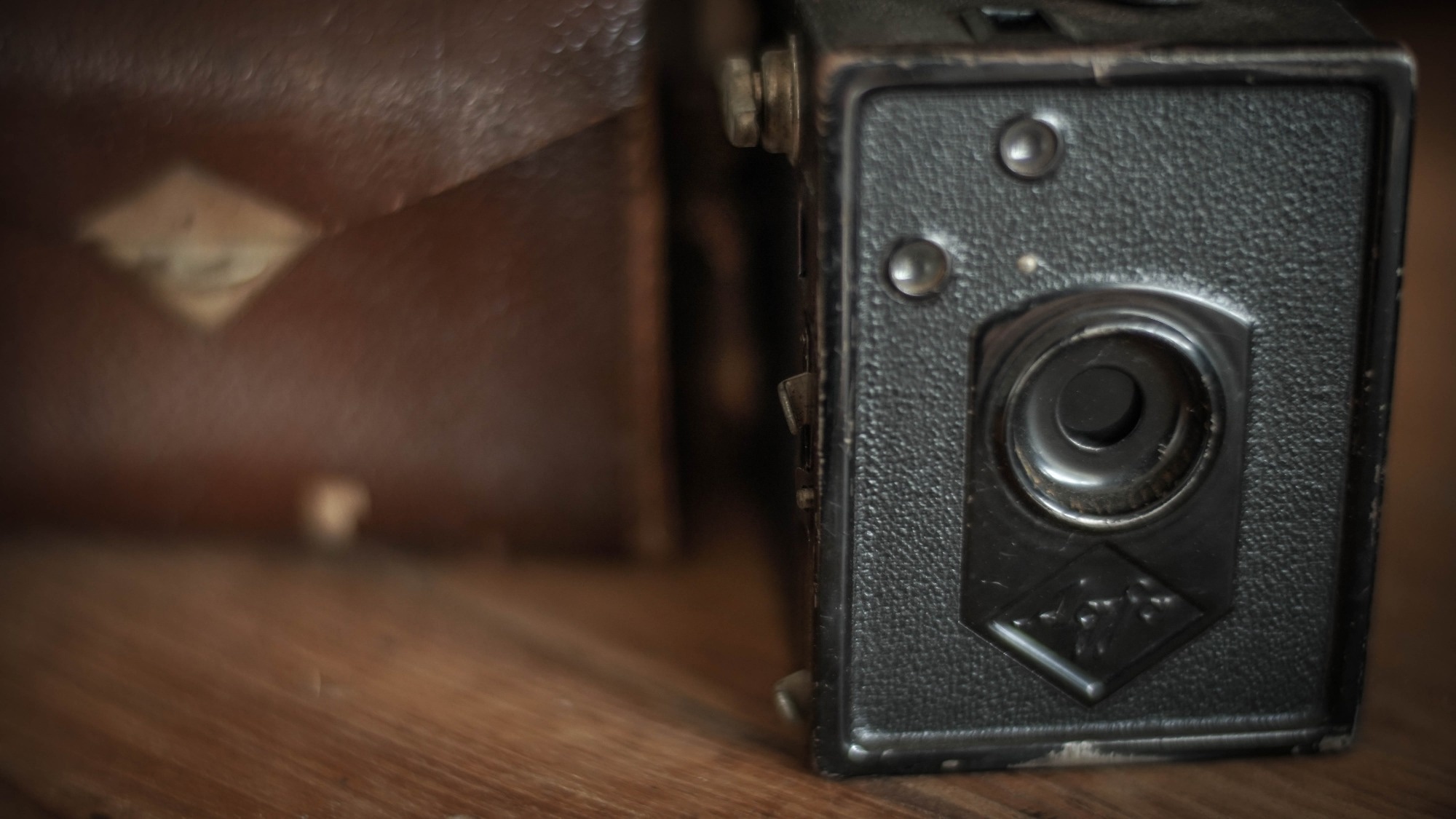 A picture of an old-fashioned pinhole camera