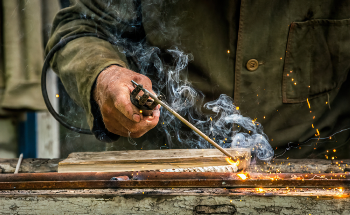 The Visualization of Flux-Coated Electrode Hand Welding