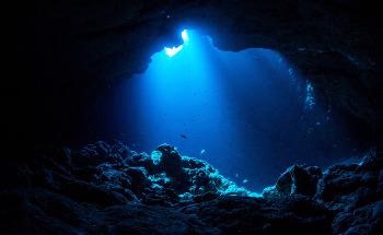 Using Raman Spectroscopy for Deep-Sea Survey and Detection