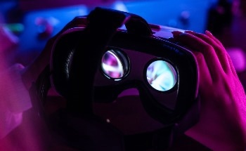 Enhancing VR Experience: Improved Image Quality with Triplet Apochromat Lenses