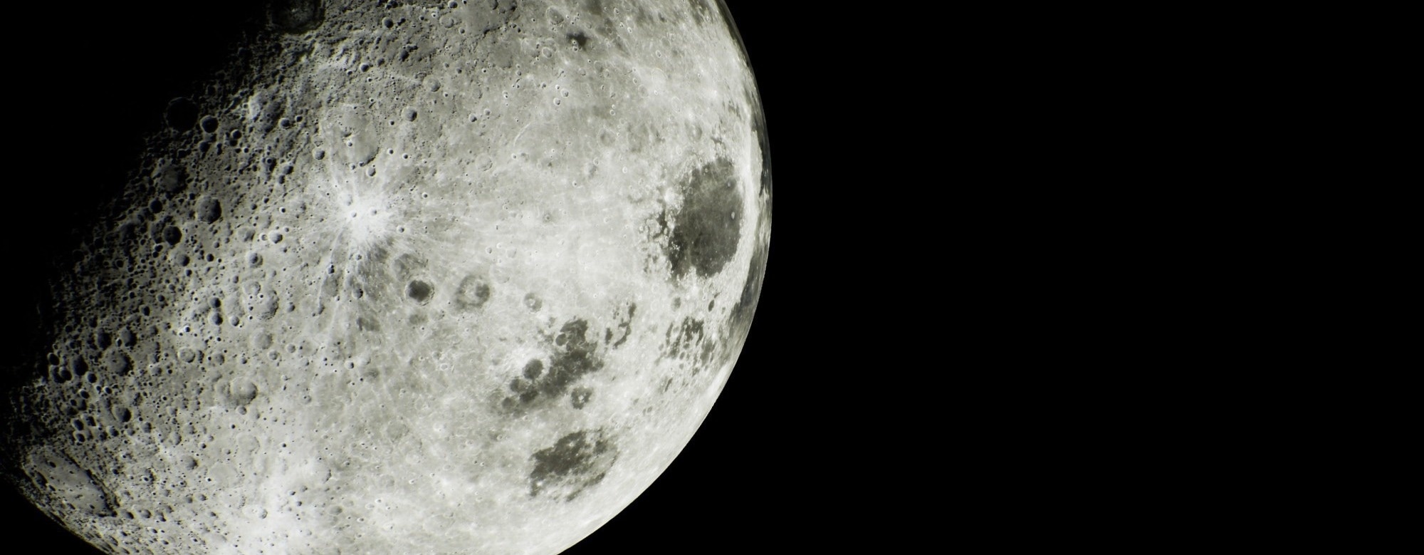 Real-time Moonquake Analysis with Fiber Optics