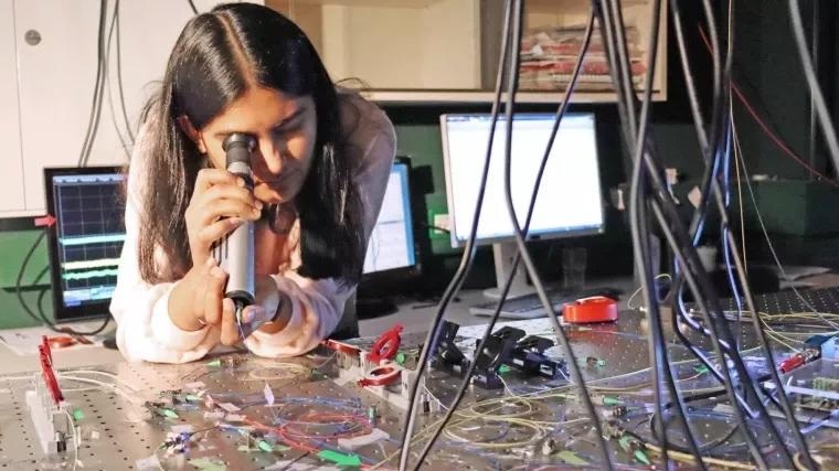 Pulses of Light Share Behavior With an Exotic Gas
