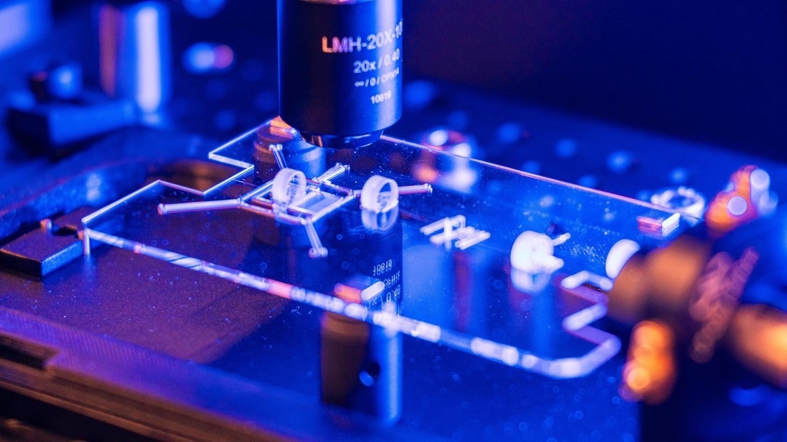 EPFL Scientists Develop Palm-Sized Femtosecond Laser Using Glass Substrate