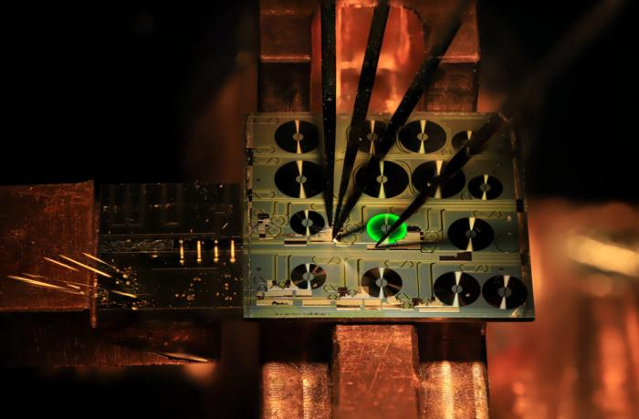 Chip-Sized Laser Rivals Performance of Fiber Lasers