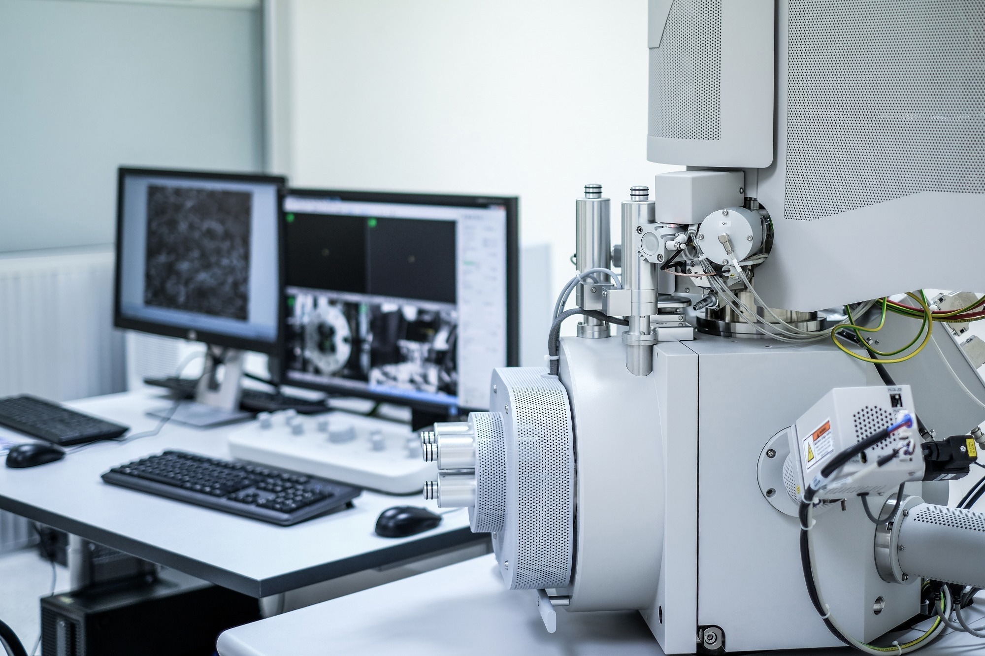 ???????Study: Automatic beam optimization method for scanning electron microscopy based on electron beam Kernel estimation. Image Credit: Anucha Cheechang/Shutterstock.com