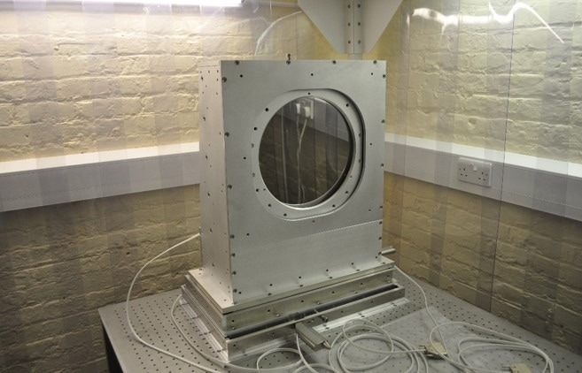 A vacuum compatible motorised mirror mount