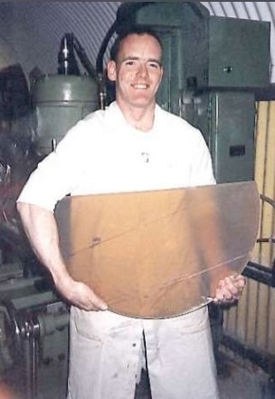 One of two uncoated f / 2.2 off-axis parabolic mirrors prepared for the Fibre-fed Extended Range Optical Spectrograph (FEROS) at the European Southern Observatory (ESO).