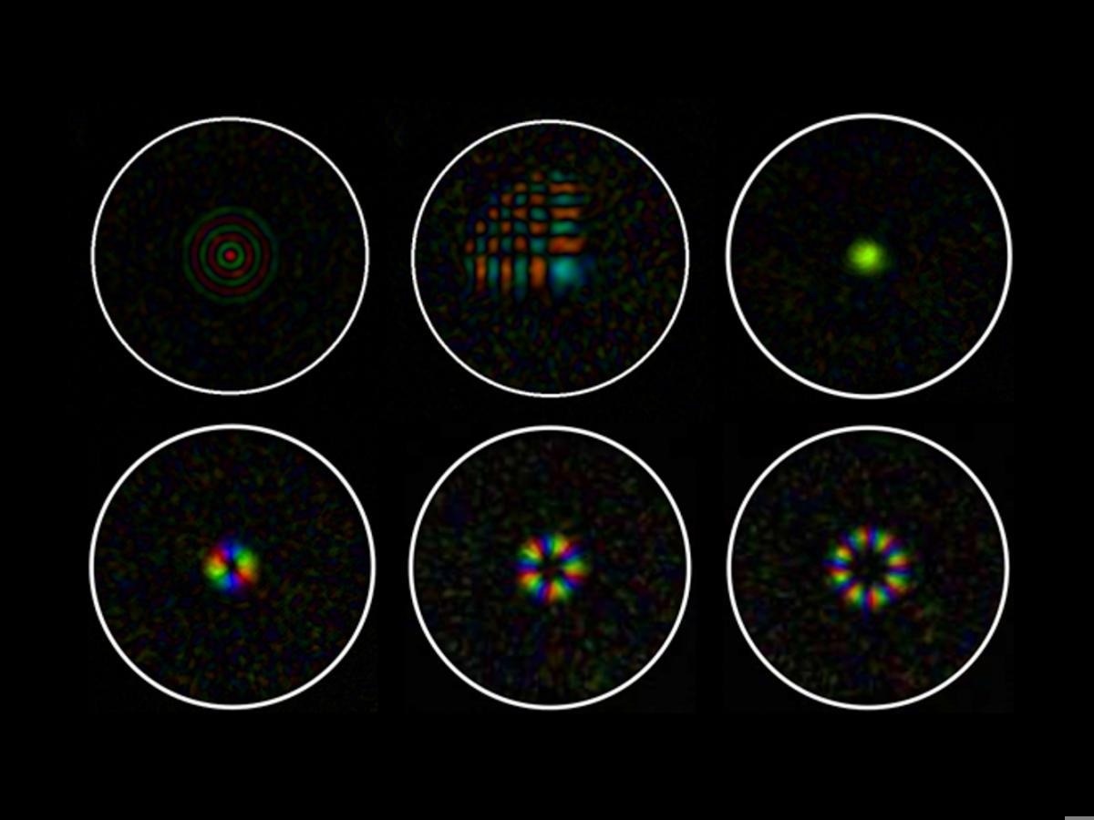 Experimental projection of Bessel beam, Airy beam and Laguerre-Gauss beams through a 50 µm core multimode fiber. These beams underpin modern microscopy techniques.