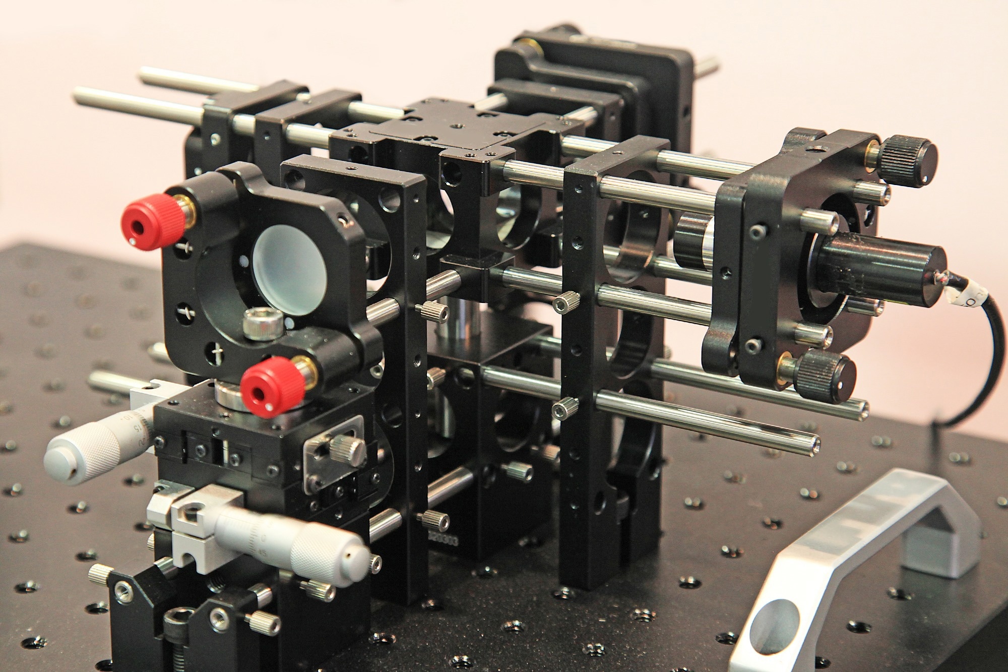 optical interferometer with the beam reflecting off the gas molecules in the device