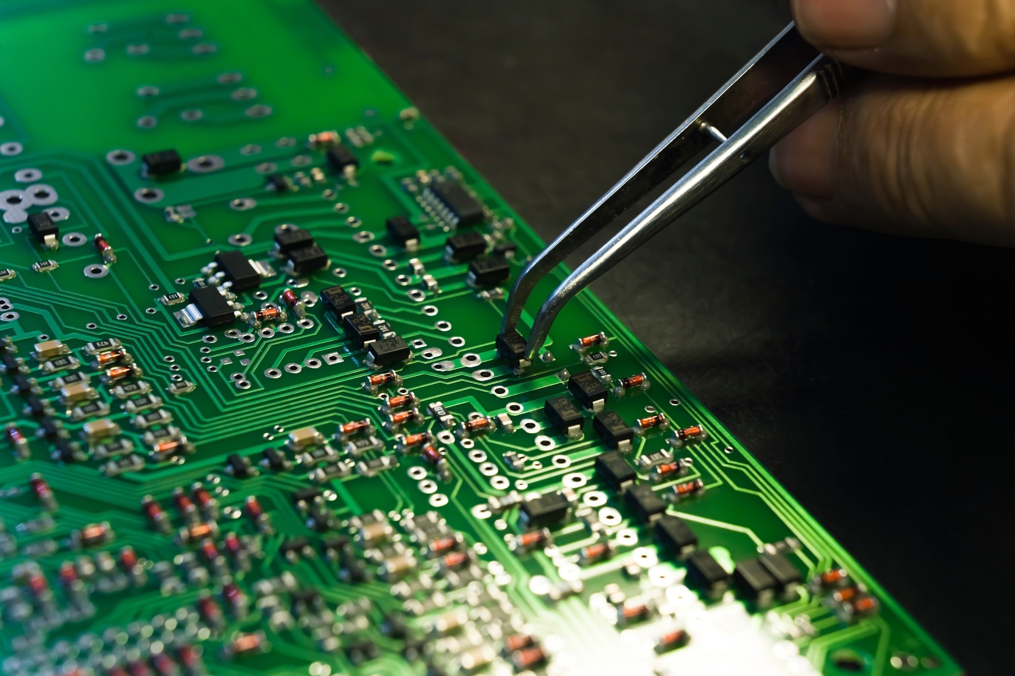 Advancing Machine Vision: The Dual-Mode Charge-Coupled Phototransistor