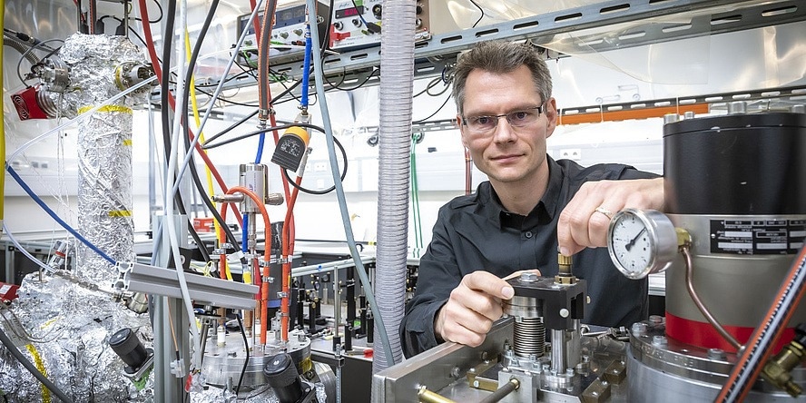 Helium “Nano-Refrigerators” and Lasers Reveal How Atoms Form Clusters