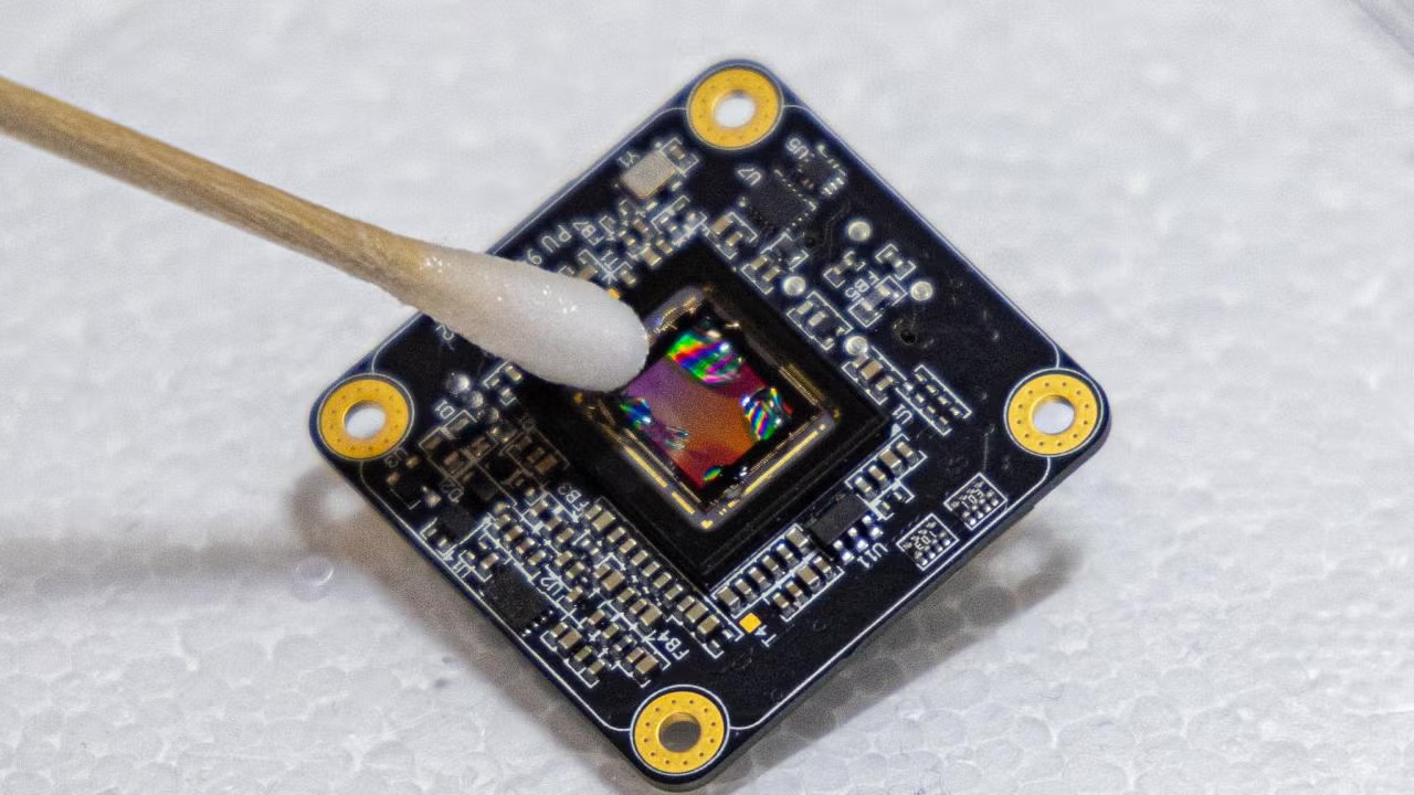 The DeepInMiniMicroscope developed by UC Davis electrical engineering professor Weijian Yang combines optical technology and machine learning to create a device that can take high-resolution three-dimensional images inside living tissue.