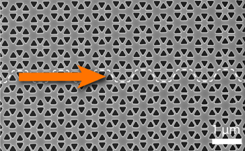 Propagation of Light Waves Observed at Technologically Relevant Nanophotonics Scale