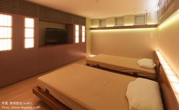 Exposure to Light with Less Blue Before Sleep is Better for Energy Metabolism