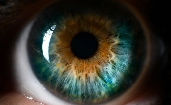 Controlling Intraocular Particles Without Harming the Cornea