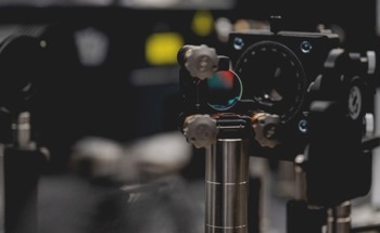 Charge into Water Triggered by a Quick Light Pulse