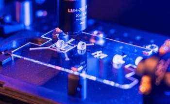 EPFL Scientists Develop Palm-Sized Femtosecond Laser Using Glass Substrate