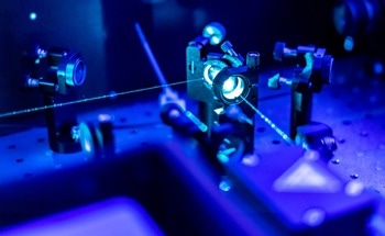 Self-Regulating Photonic Device Inspired by Nature